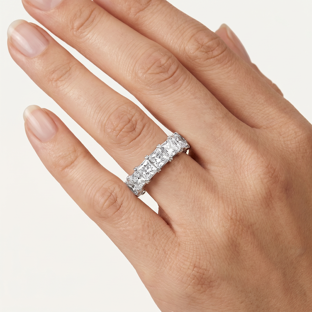 _lifestyle_image@SKU:A1173-LADP04000004W #metal_10k-white-gold+origin_lab-grown+quality_g-si