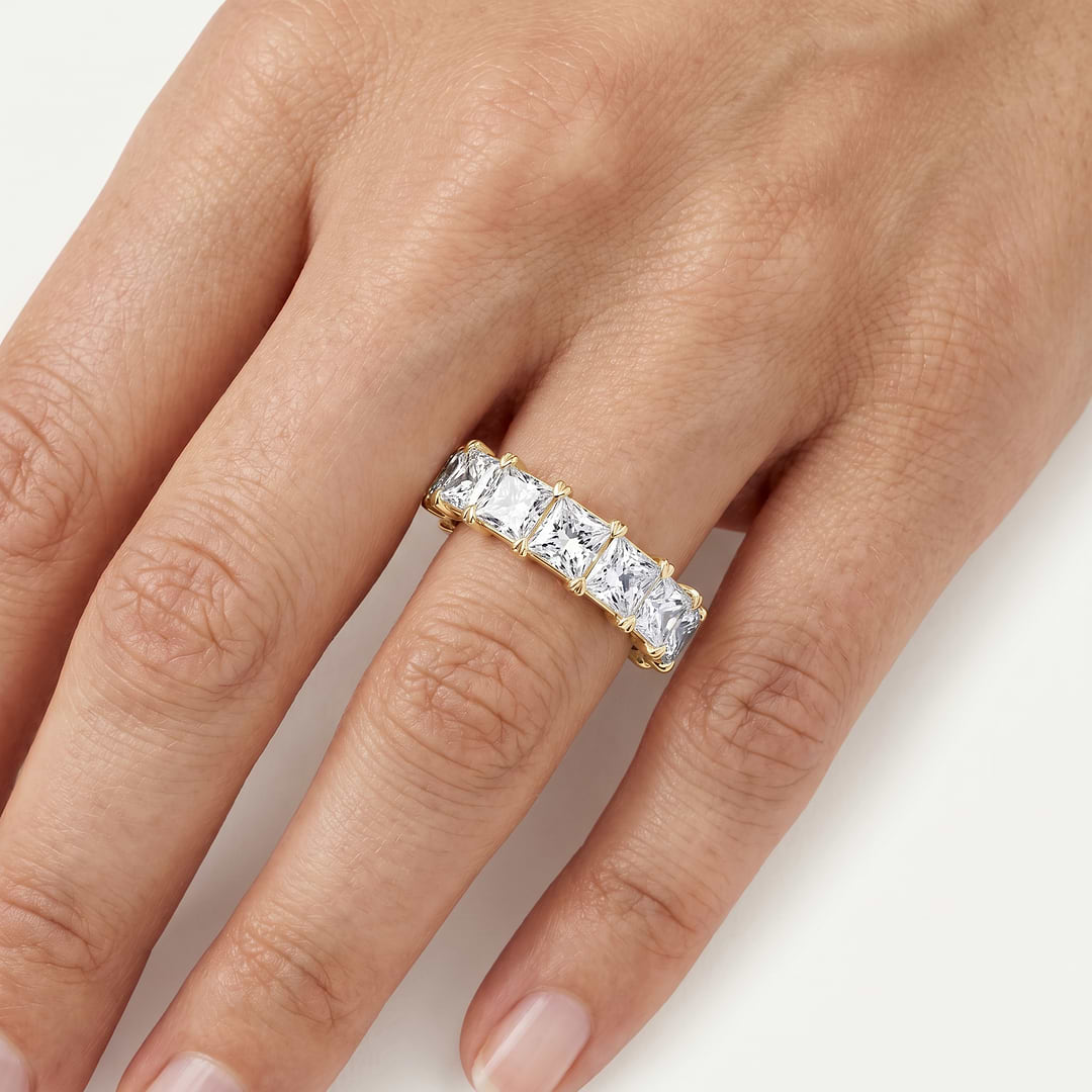 _lifestyle_image@SKU:A1173-LADP04000004Y #metal_10k-yellow-gold+origin_lab-grown+quality_g-si