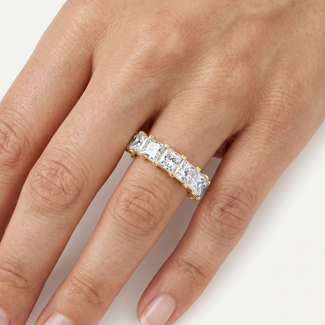 _lifestyle_image@SKU:A1173-LADP04000004Y #metal_10k-yellow-gold+origin_lab-grown+quality_g-si