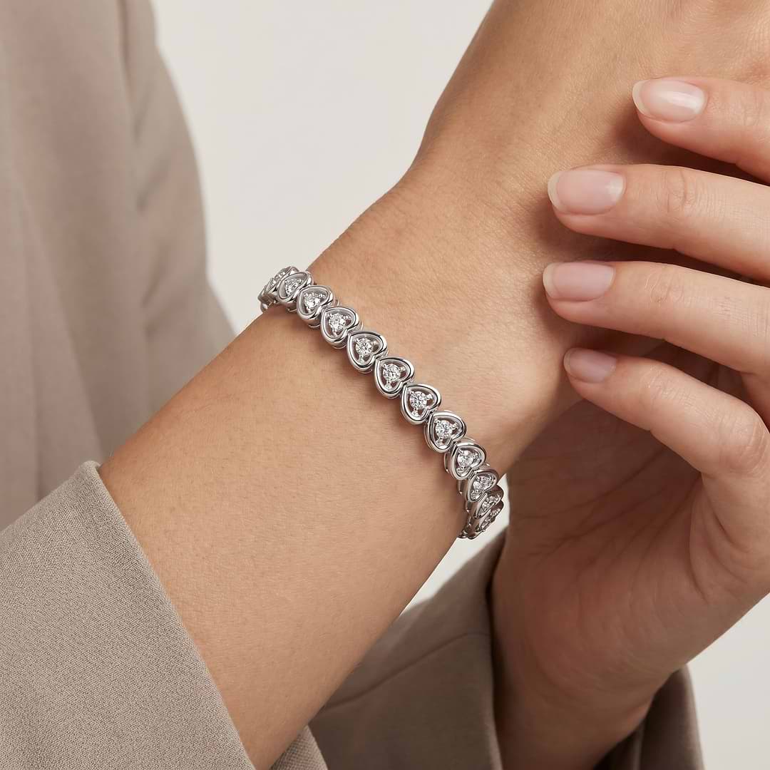 _lifestyle_image@SKU:B9775-LADR0025000SS #metal_silver+origin_lab-grown+quality_g-si