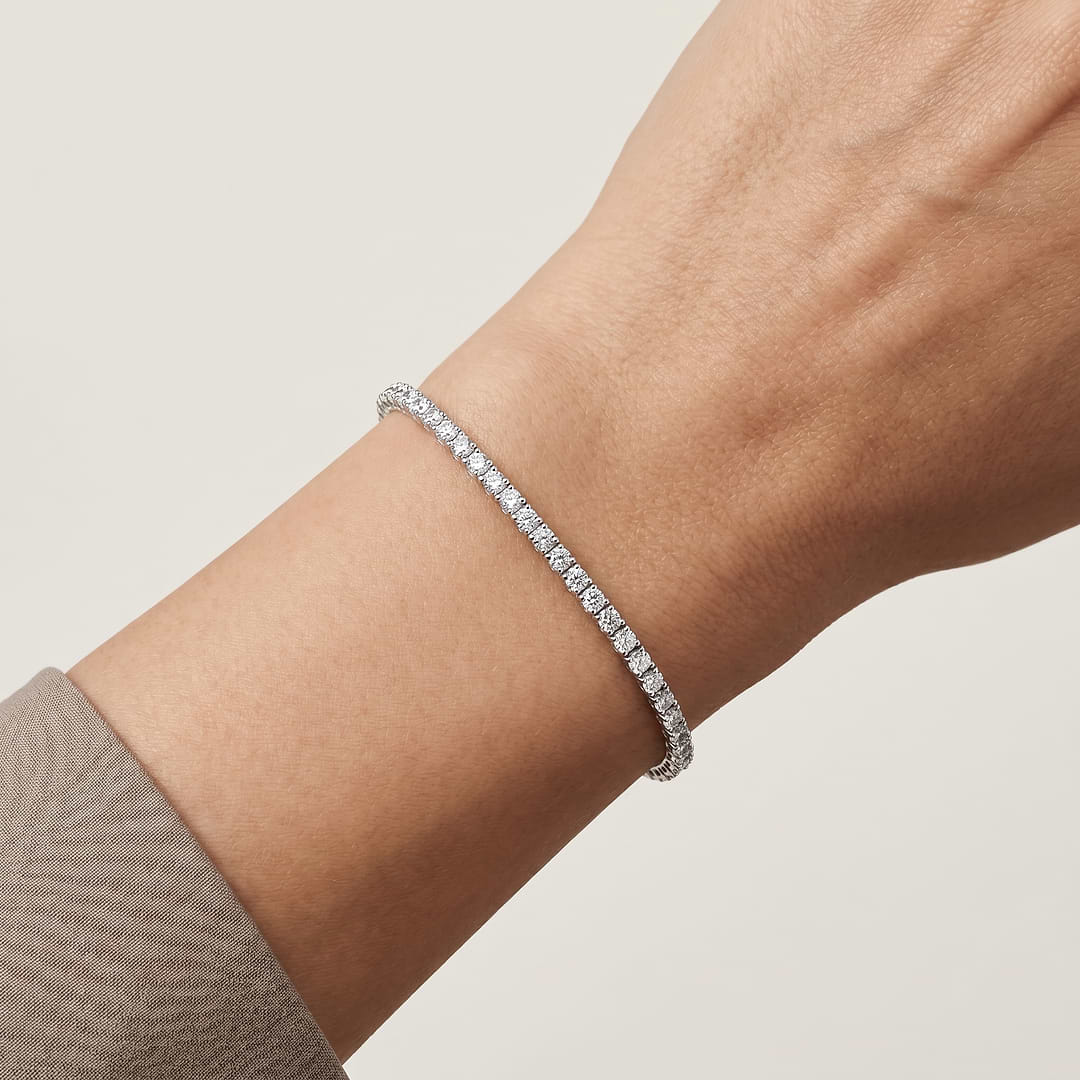 _lifestyle_image@SKU:B740K-LADR03000004W #metal_10k-white-gold+origin_lab-grown+quality_g-si