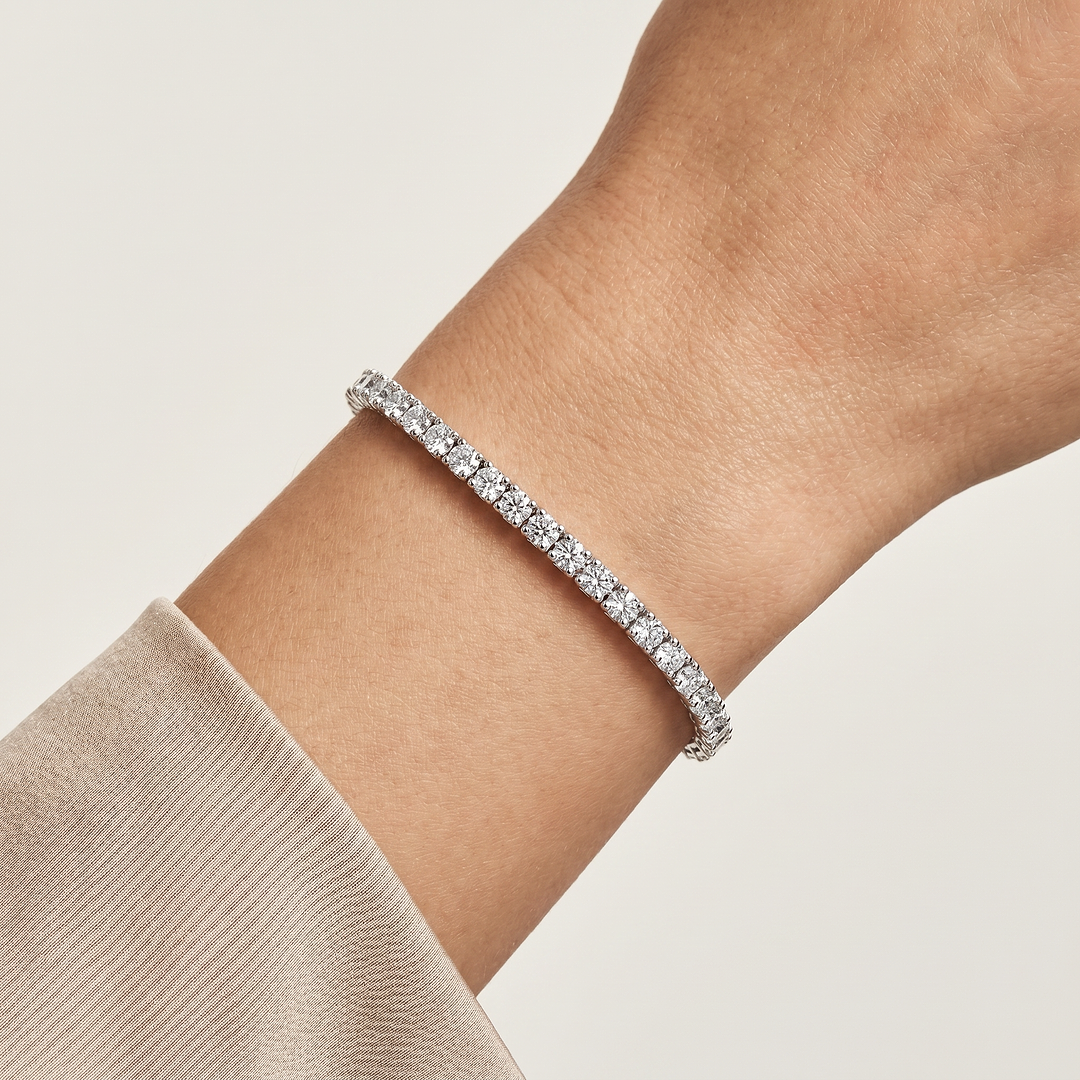 _lifestyle_image@SKU:B740K-LADR04000004W #metal_10k-white-gold+origin_lab-grown+quality_g-si