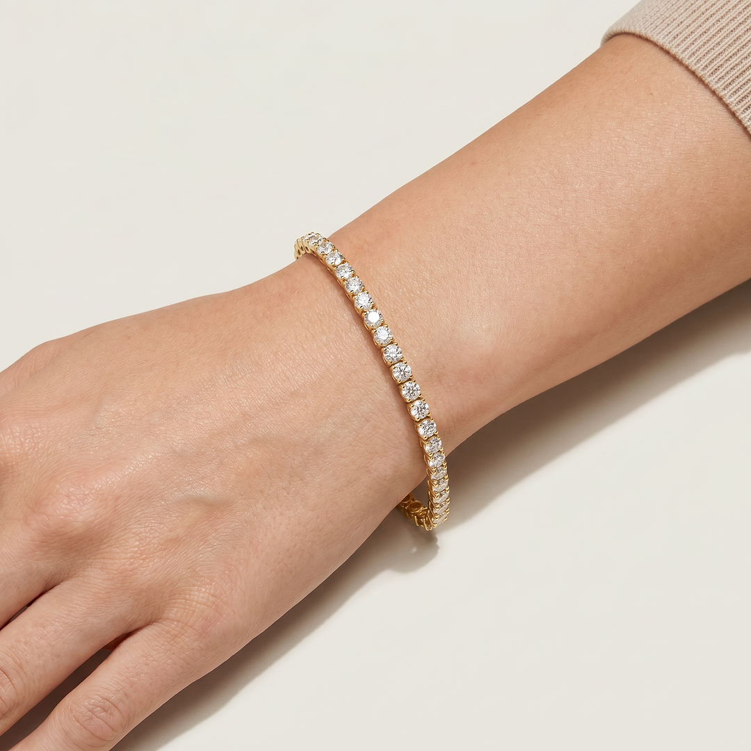 _lifestyle_image@SKU:B740K-LADR05000004Y #metal_10k-yellow-gold+origin_lab-grown+quality_g-si