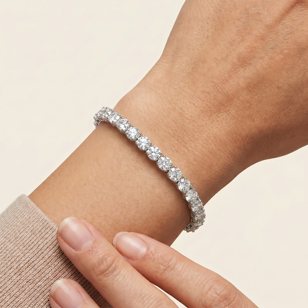 _lifestyle_image@SKU:B740K-LADR10000004W #metal_10k-white-gold+origin_lab-grown+quality_g-si