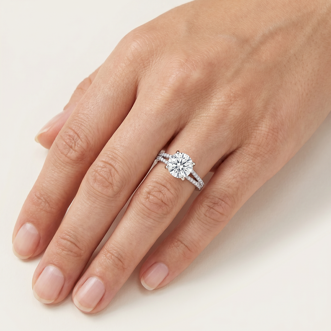 _lifestyle_image@SKU:R1939-LADR02000004W #metal_10k-white-gold+origin_lab-grown+quality_g-si