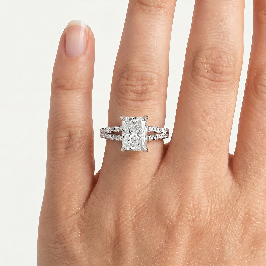 _lifestyle_image@SKU:R1939-LGDT02000004W #metal_14k-white-gold+origin_lab-grown+quality_ef-vs2+