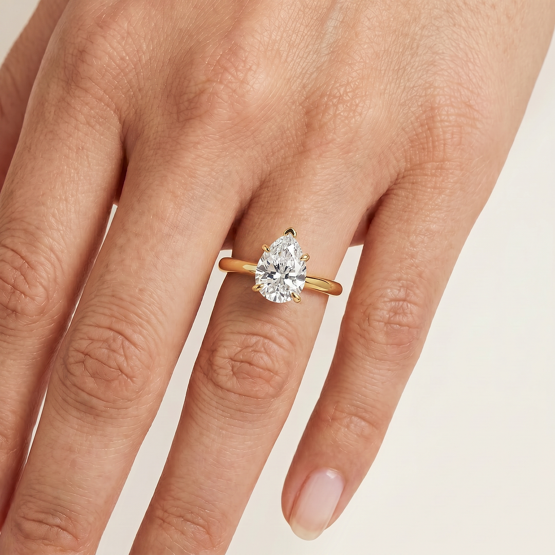 _lifestyle_image@SKU:R5314-LADD02000004Y #metal_10k-yellow-gold+origin_lab-grown+quality_g-si