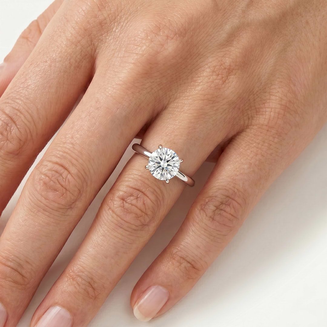 _lifestyle_image@SKU:R5314-LADR01000004W #metal_10k-white-gold+origin_lab-grown+quality_g-si