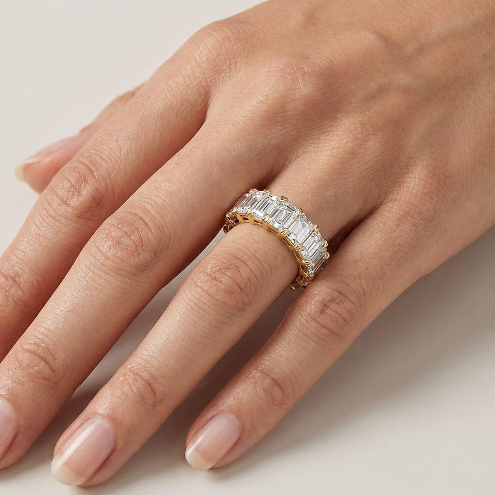 _lifestyle_image@SKU:A1173-LADE02000004Y #metal_10k-yellow-gold+origin_lab-grown+quality_g-si