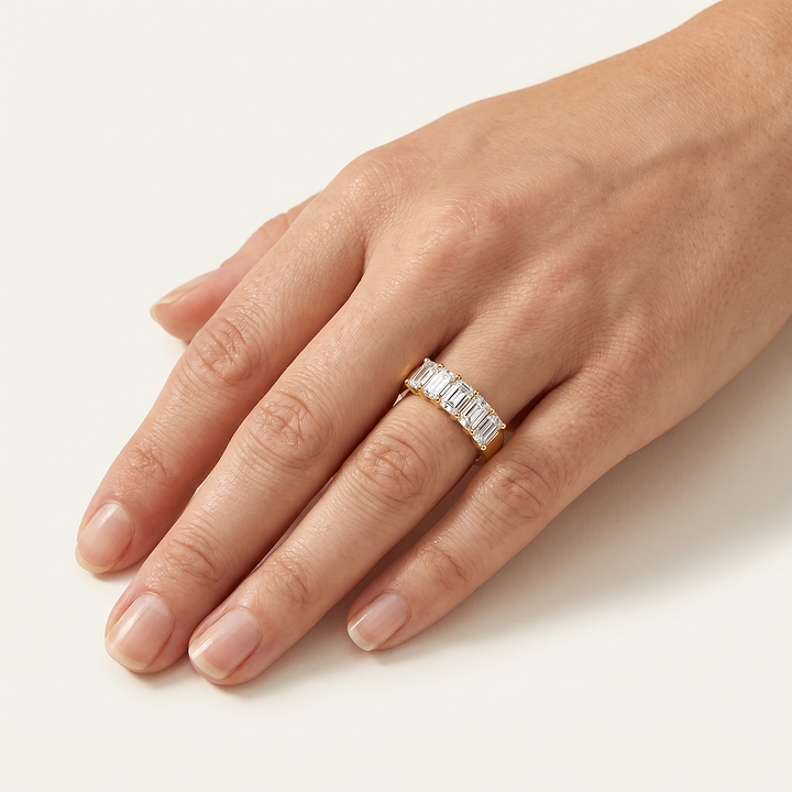 _lifestyle_image@SKU:A1173-LADE03000004Y #metal_10k-yellow-gold+origin_lab-grown+quality_g-si