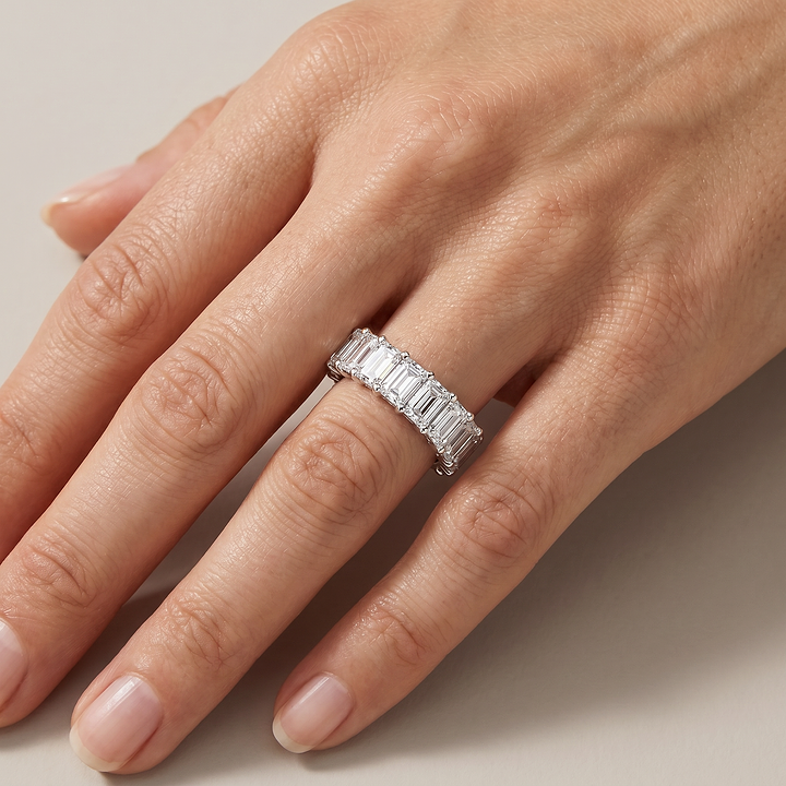 _lifestyle_image@SKU:T1731-LADE04080004W #metal_10k-white-gold+origin_lab-grown+quality_g-si