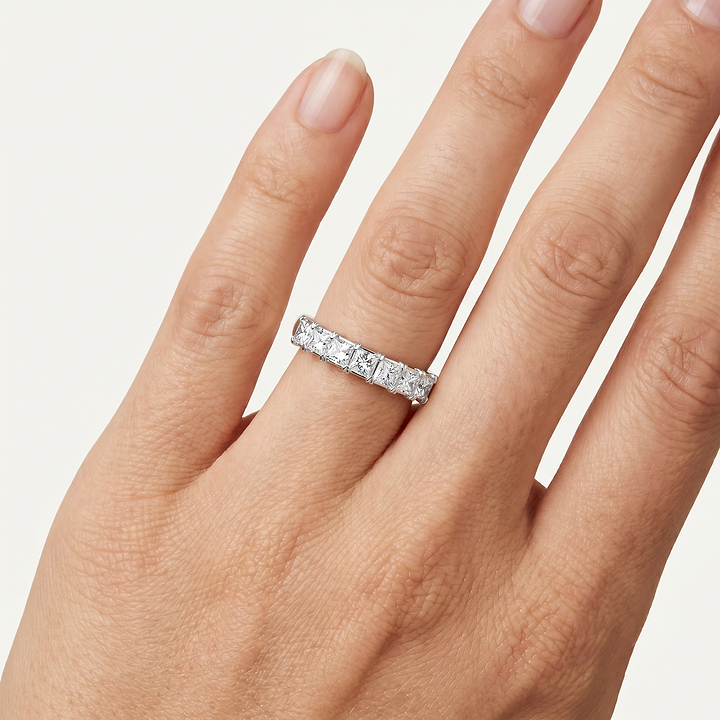 _lifestyle_image@SKU:A1173-LADP01000004W #metal_10k-white-gold+origin_lab-grown+quality_g-si