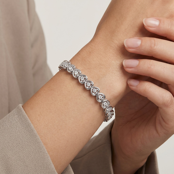 _lifestyle_image@SKU:B9775-LADR0025000SS #metal_silver+origin_lab-grown+quality_g-si