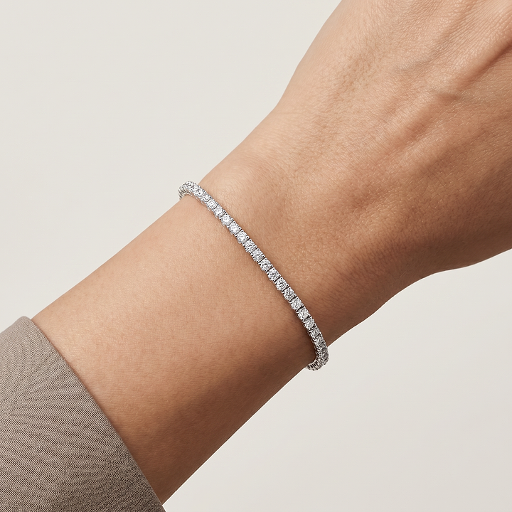 _lifestyle_image@SKU:B740K-LADR03000004W #metal_10k-white-gold+origin_lab-grown+quality_g-si