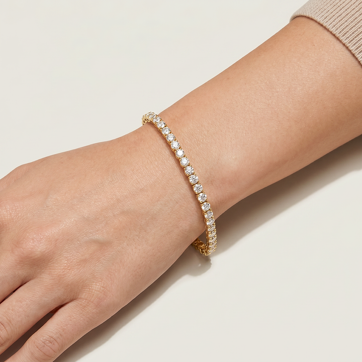 _lifestyle_image@SKU:B740K-LADR05000004Y #metal_10k-yellow-gold+origin_lab-grown+quality_g-si