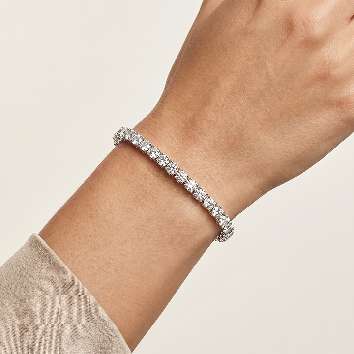 _lifestyle_image@SKU:B740K-LADR08000004W #metal_10k-white-gold+origin_lab-grown+quality_g-si
