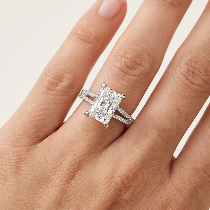 _lifestyle_image@SKU:R1939-LADT03000004W #metal_10k-white-gold+origin_lab-grown+quality_g-si