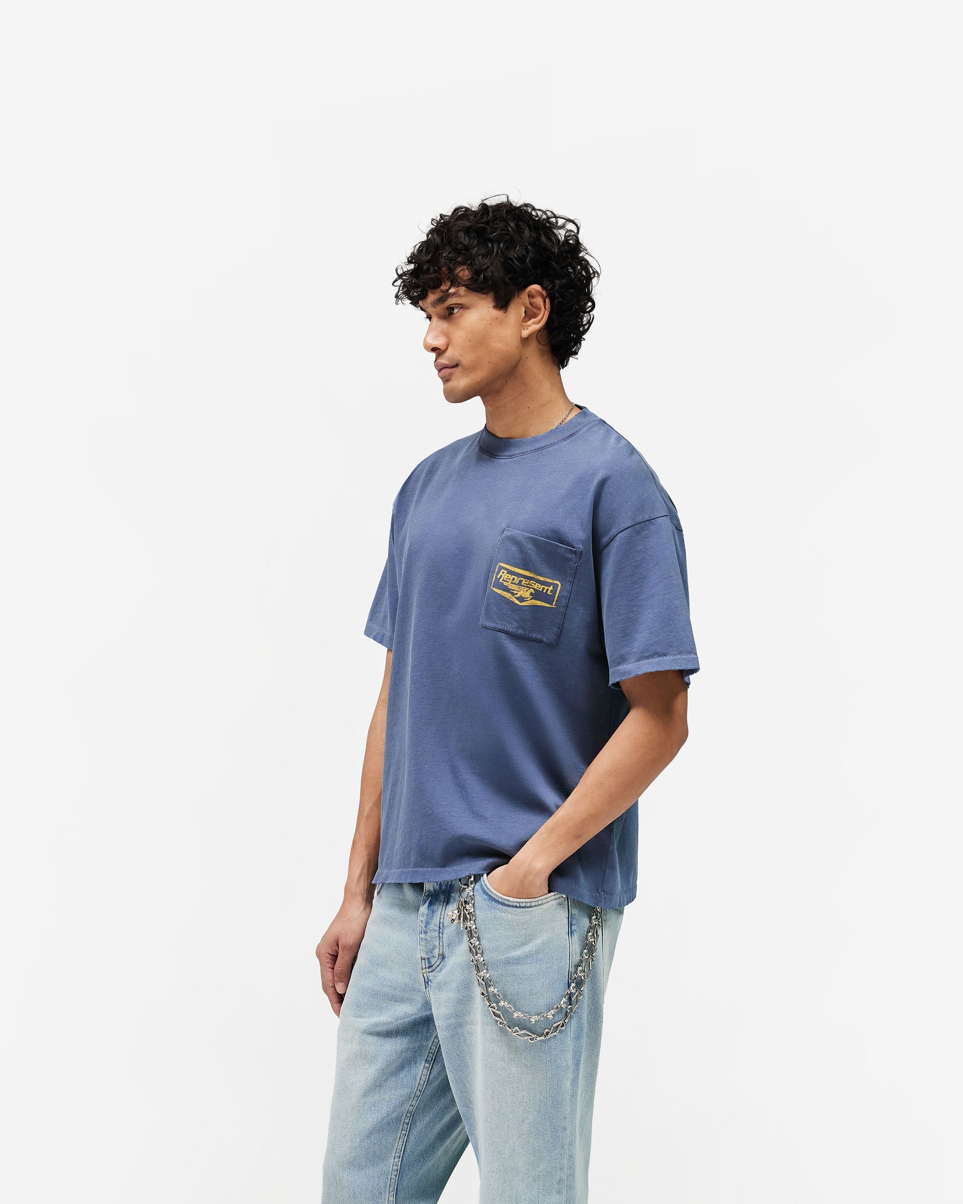 Represent Nothing Faster T-Shirt en Índigo, con bolsillo de parche en el pecho y ajuste Oversized Fit estándar.