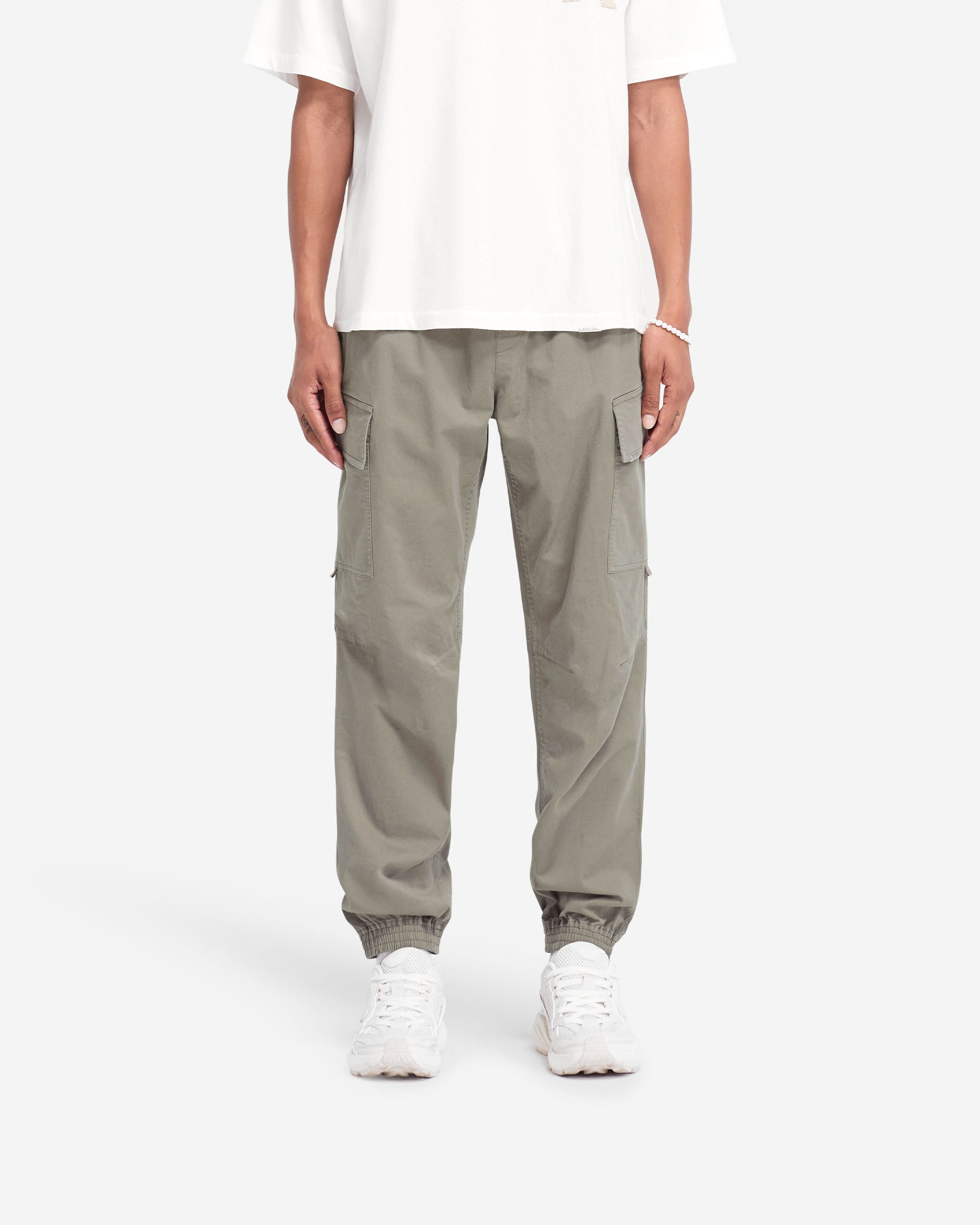 Cargo Pant Cuffed - Olive 
Original Content Should Remain As Is Before The Hyphen, And Only Olive (Colour) Needs To Be Translated As Per Instructions. 

Output: Cargo Pant Cuffed - Oliv