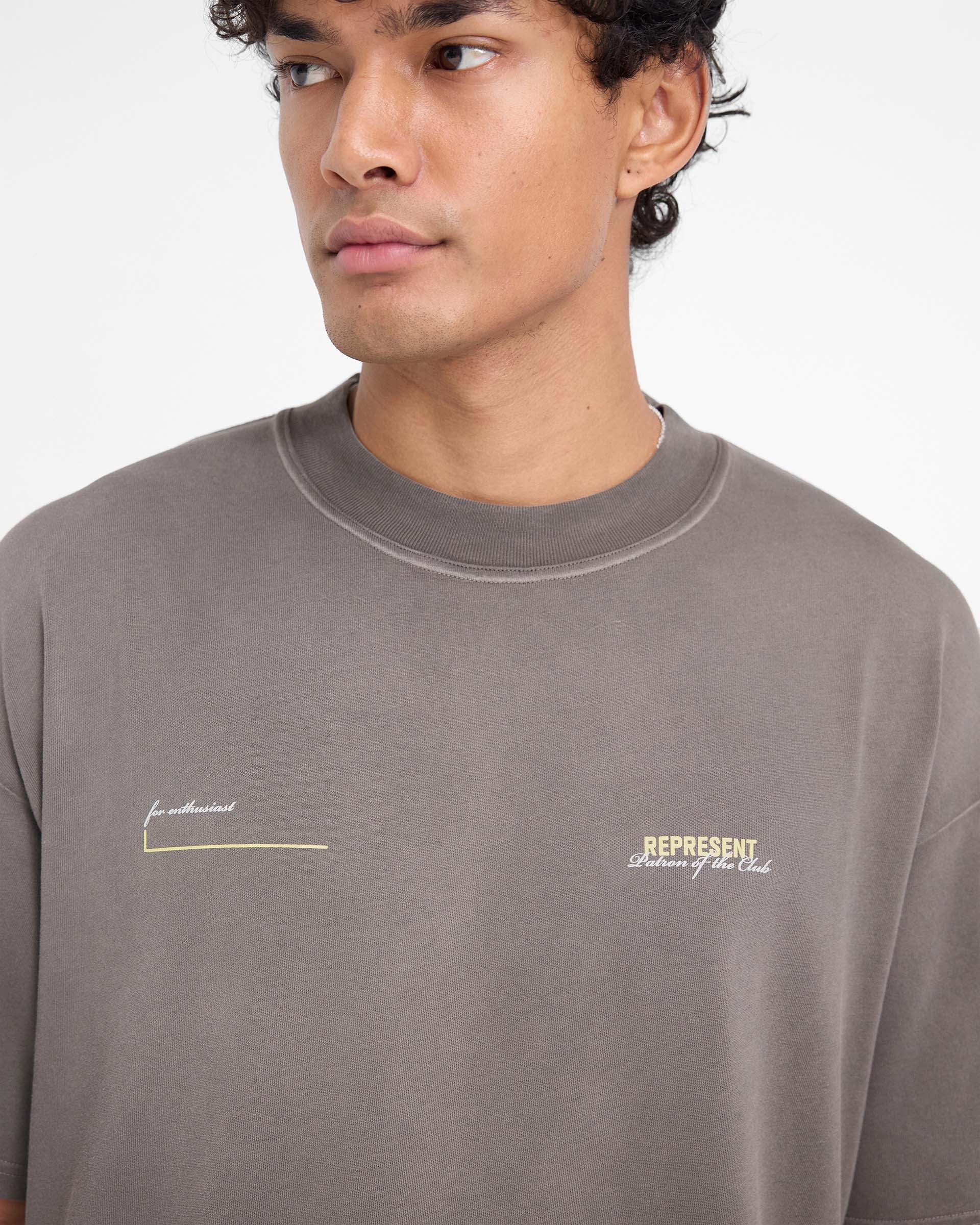 Patron Of The Club T-Shirt - Gewaschenes Oliv