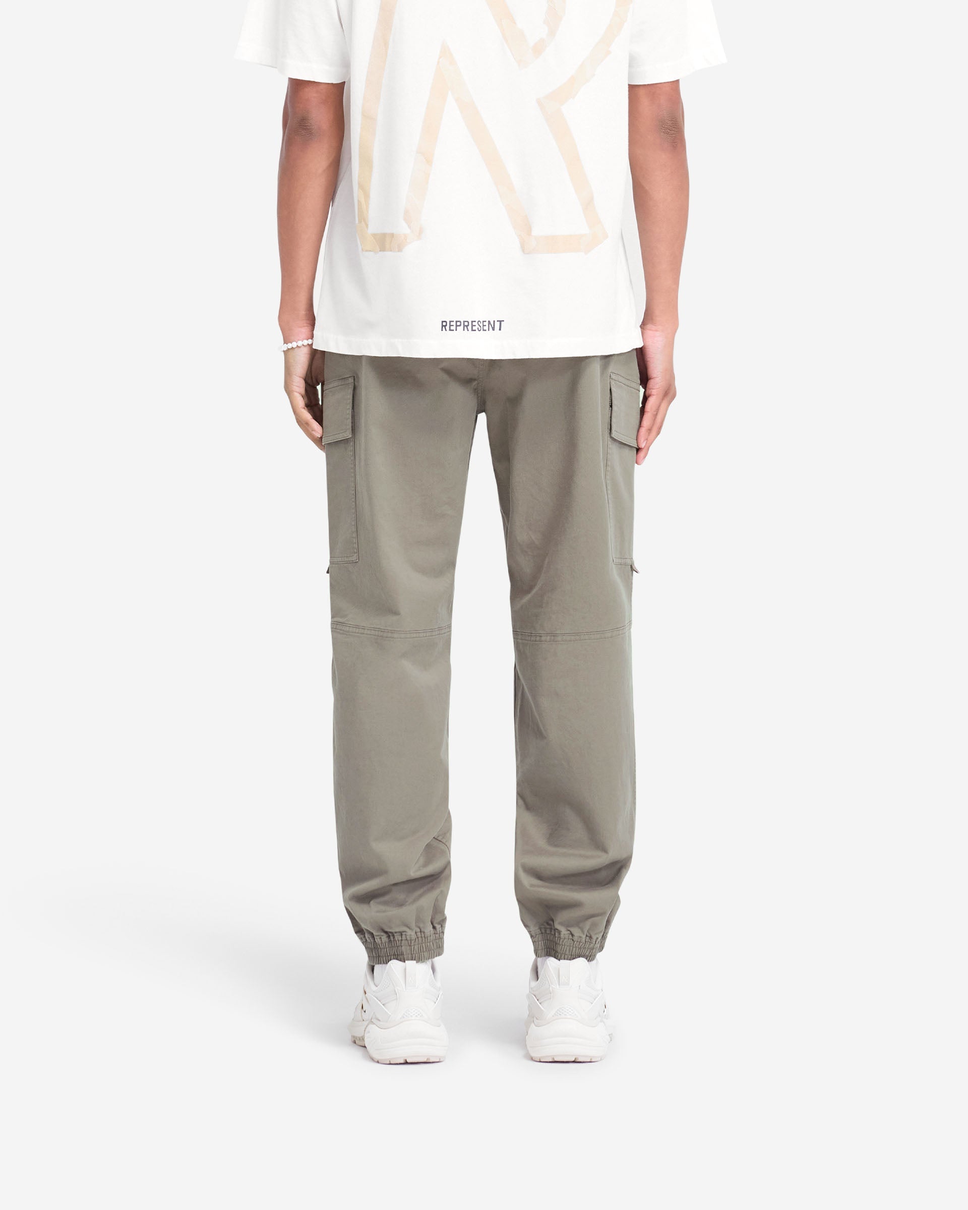 Cargo Pant Cuffed - Olive 
Original Content Should Remain As Is Before The Hyphen, And Only Olive (Colour) Needs To Be Translated As Per Instructions. 

Output: Cargo Pant Cuffed - Oliv