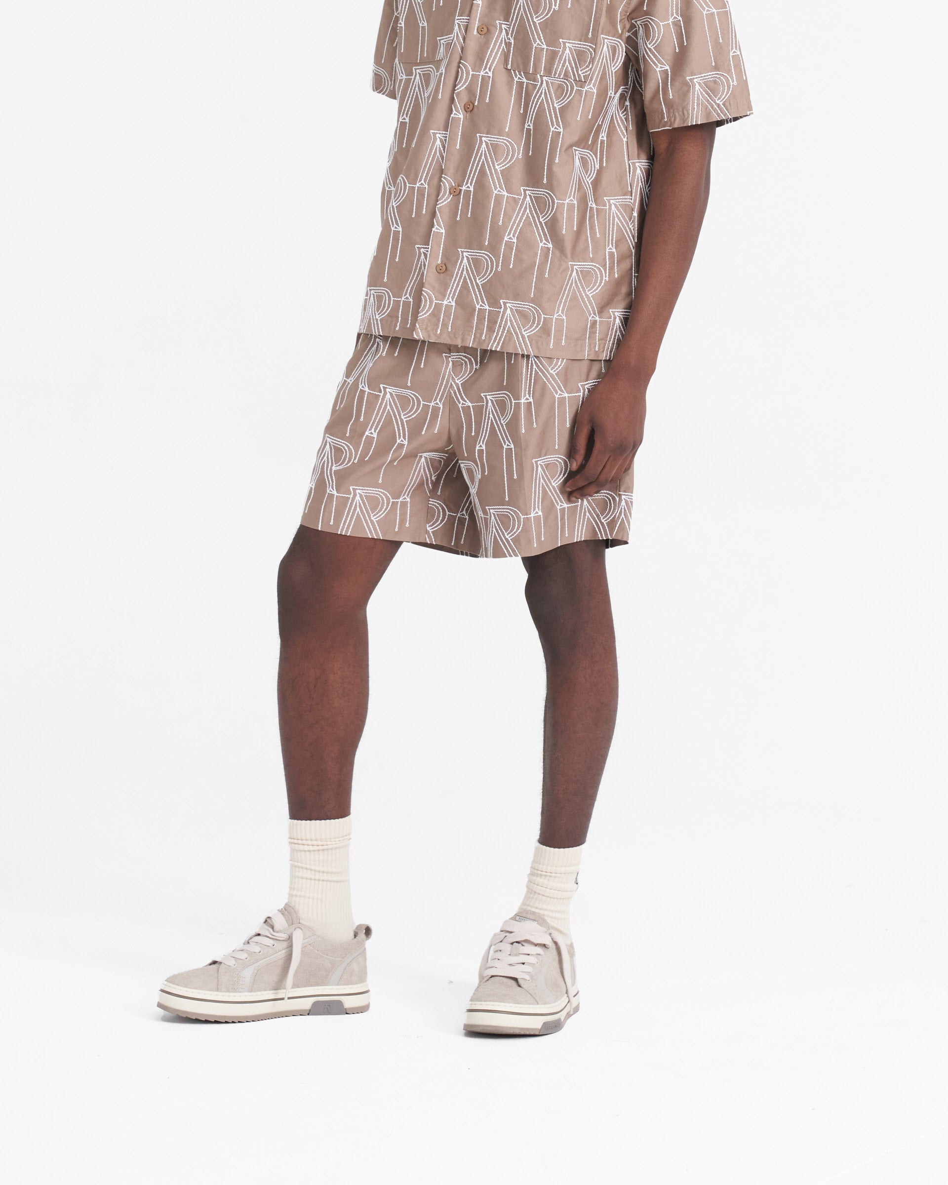 Maßgeschneiderte Shorts mit aufgesticktem Initial - Verwaschenes Taupe