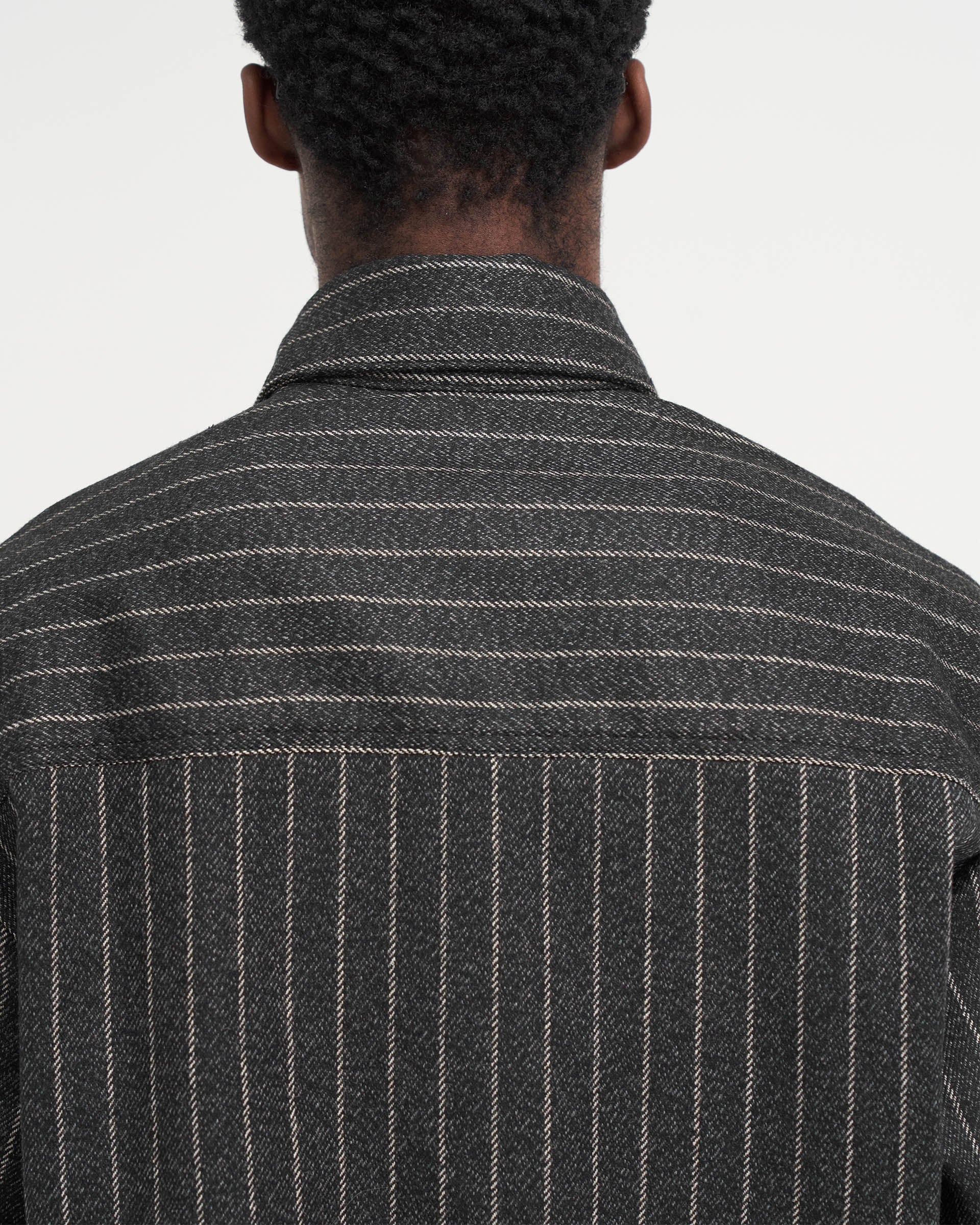Chemise courte à rayures noires