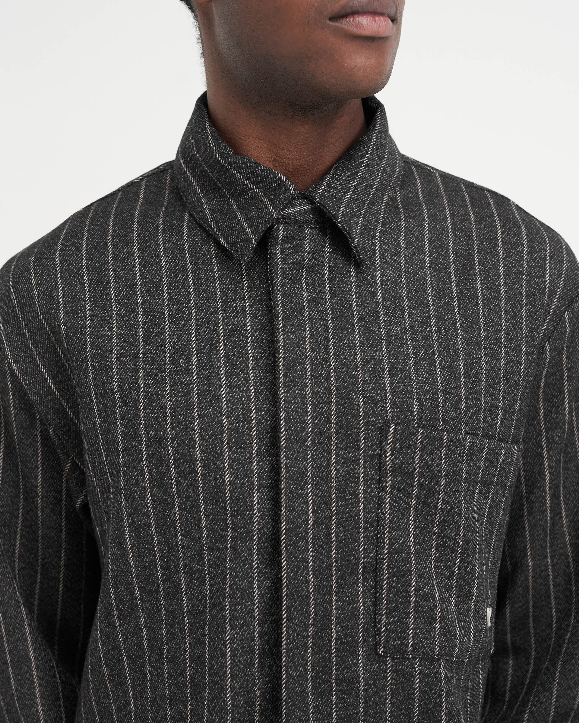 Chemise courte à rayures noires