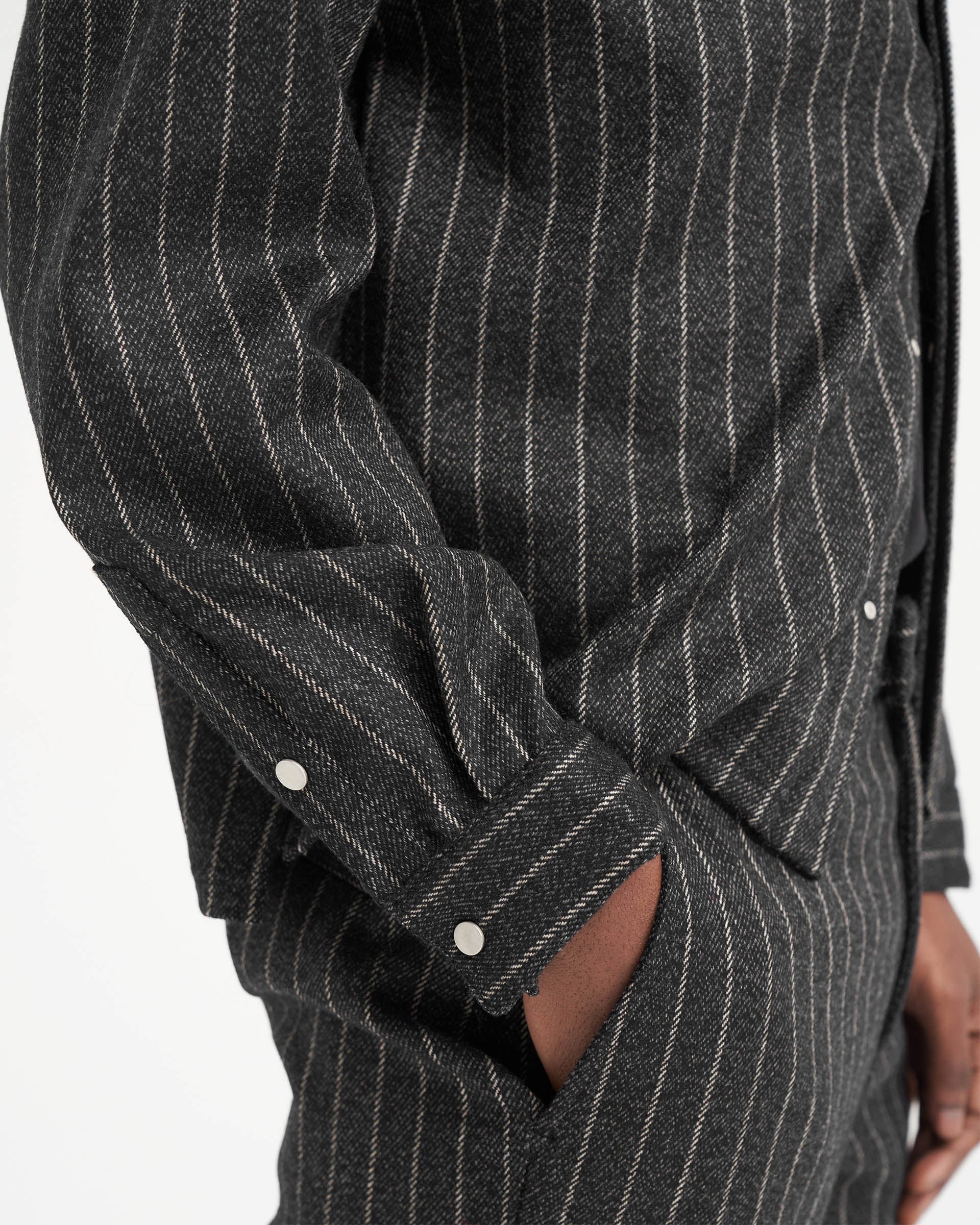 Chemise courte à rayures noires
