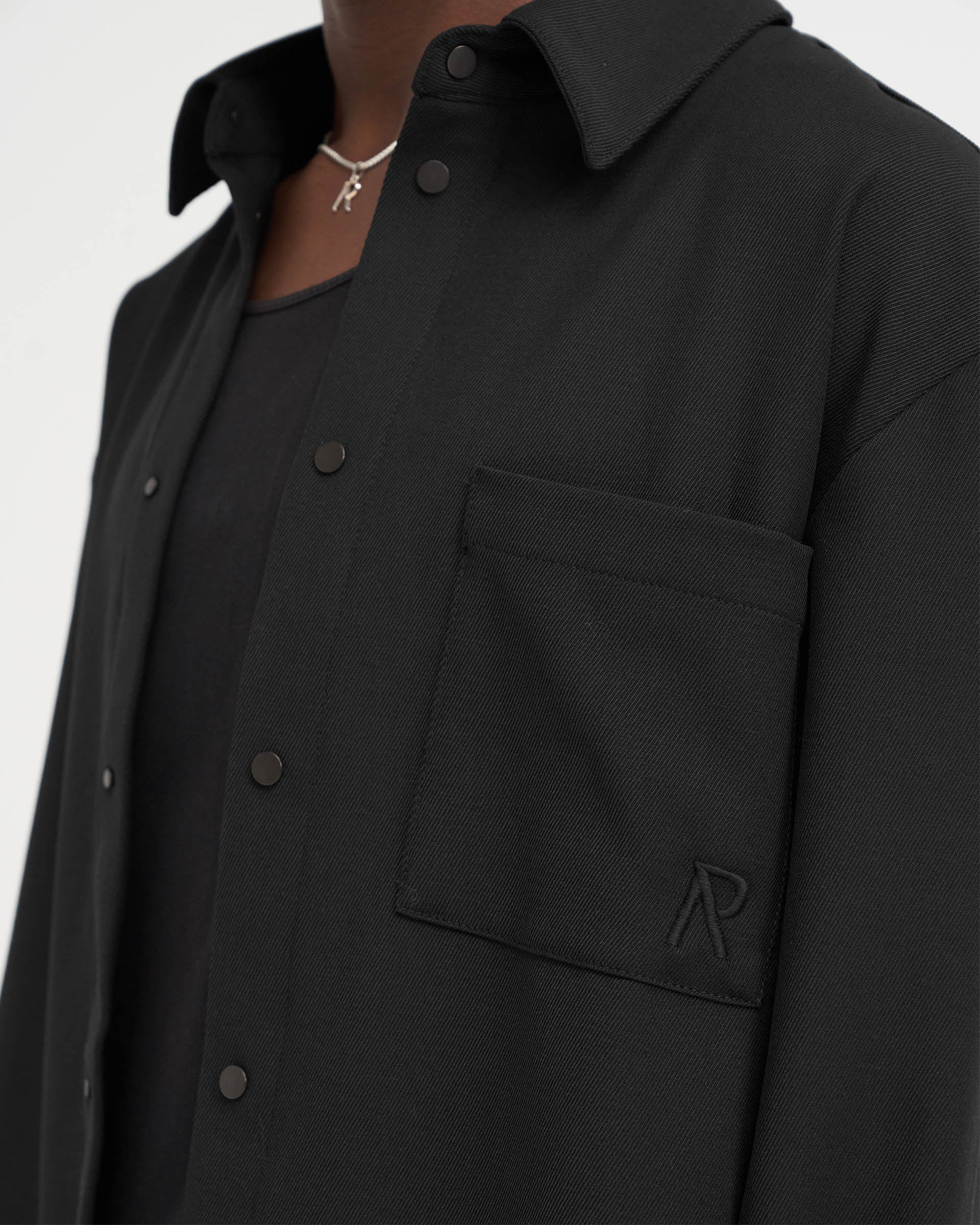 Kurzes Hemd mit Initialen-Print - Schwarz