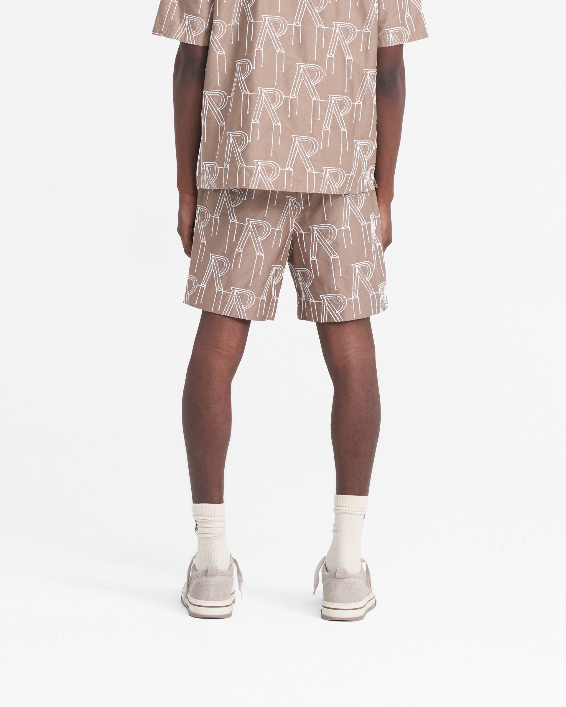 Maßgeschneiderte Shorts mit aufgesticktem Initial - Verwaschenes Taupe