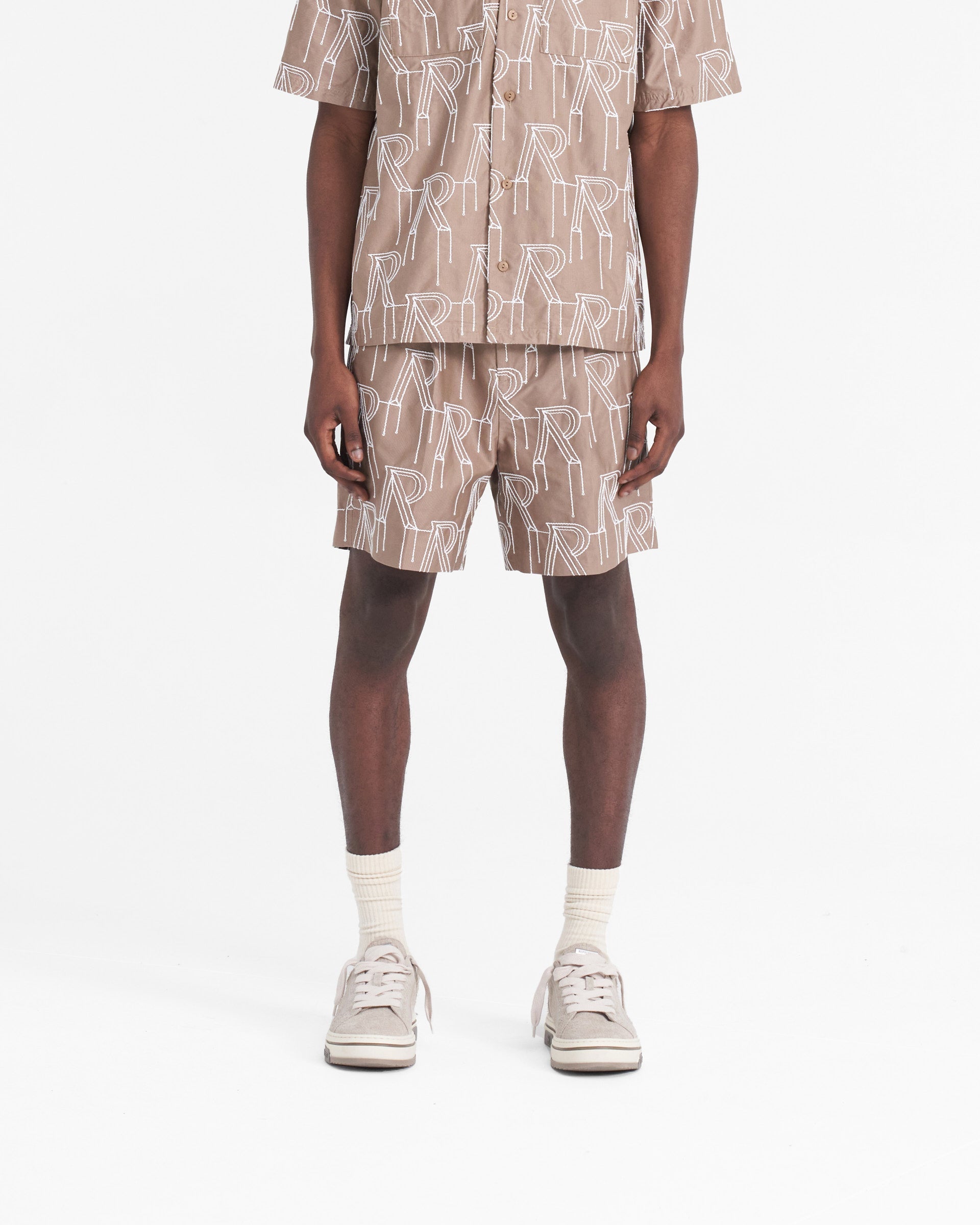 Maßgeschneiderte Shorts mit aufgesticktem Initial - Verwaschenes Taupe