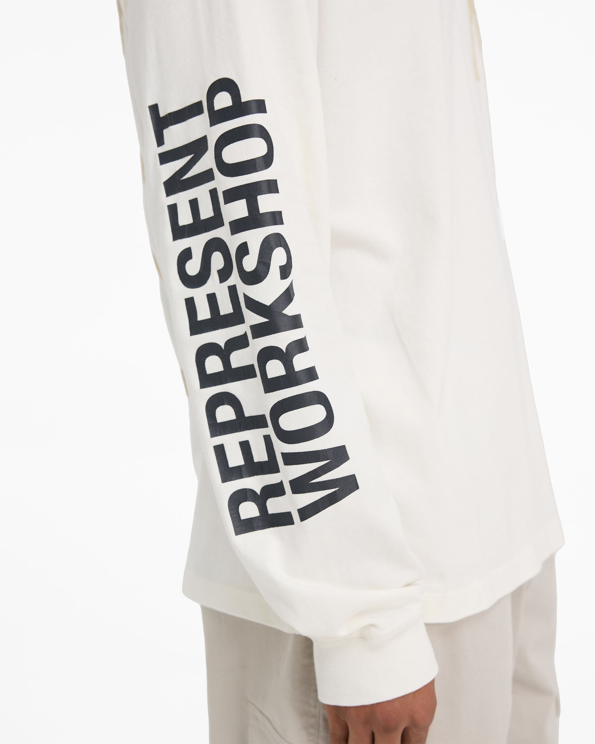 【関税込み】Represent ホワイト Masking Tape Initial Tシャツ Representのホワイト Masking Tape Initial Tシャツがセール中